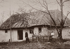 Bisericuta si mormintele familiei in 1909.